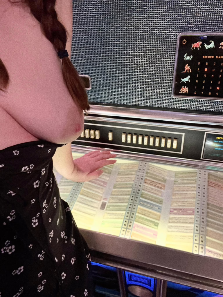 Let’s rock the jukebox? 😏🔥