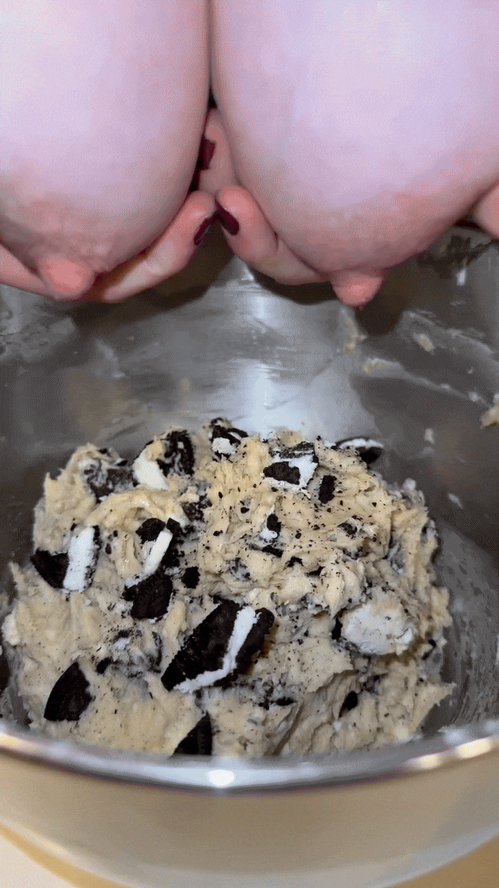 Mommy’s working on an extra creamy cookies n cream cookie recipe! 🥛🍪