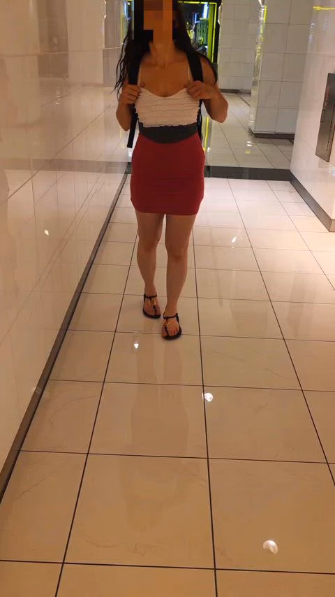 Big Boobs – Wearing heavy nipple clamps at the mall – Missdreamzxxx
