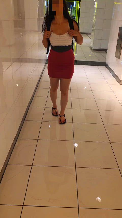 Big Boobs Wearing Heavy Nipple Clamps At The Mall